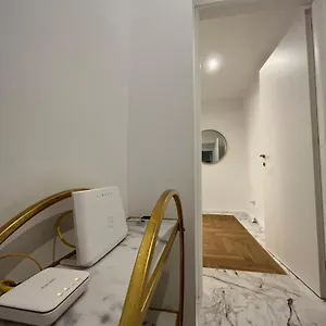 https://savoia-house.it-romehotels.com